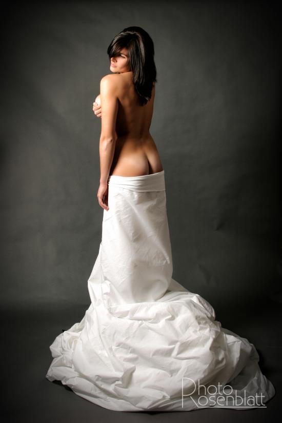 femme nu enveloppée dans son drap blanc