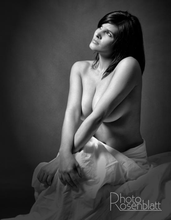 femme nu enveloppée dans son drap blanc