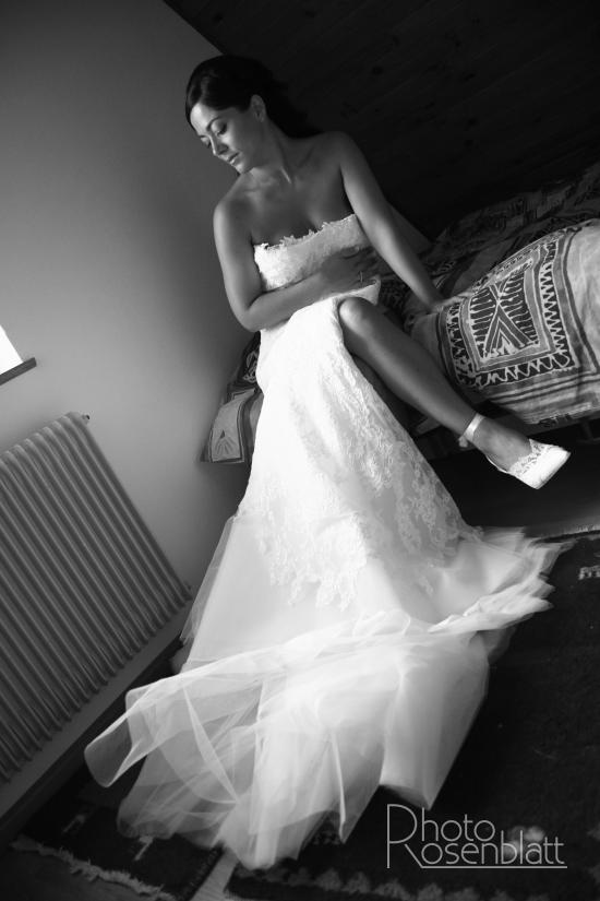 la mariée pensive avec la robe juste collée sur le corps