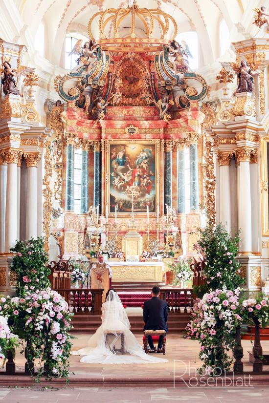 église décorée de beaux bouquets majestueux