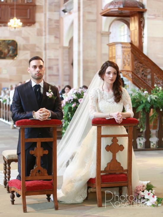 couple de mariés à l'église