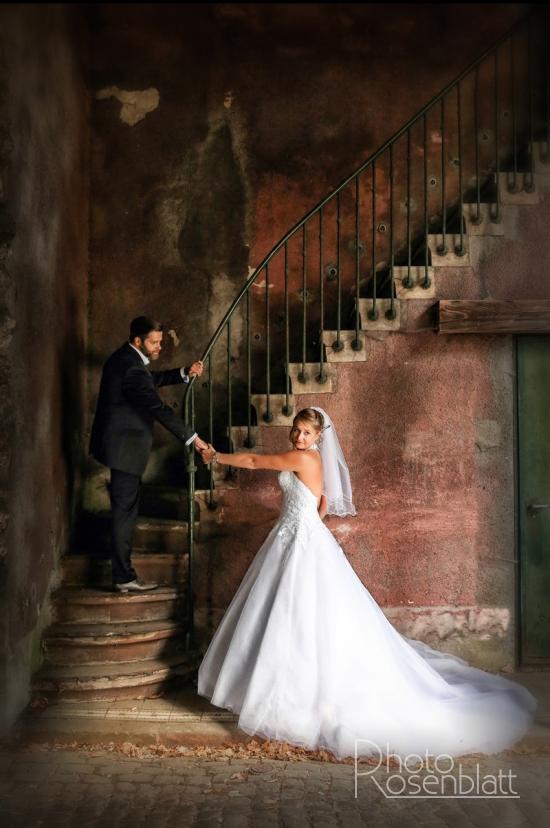 couple de mariés sur un vieux escalier industriel