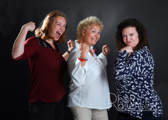 photo de deux filles et leur maman