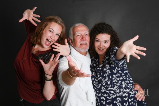 photo de deux filles et leur papa