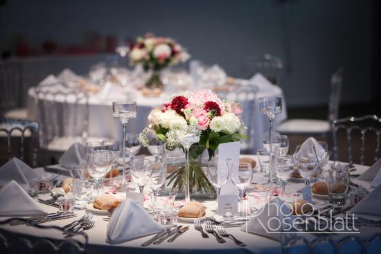 table de mariage et bouquets de fleurs