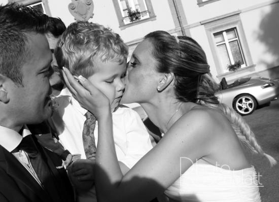 la mariée entrain d'embrasser un enfant