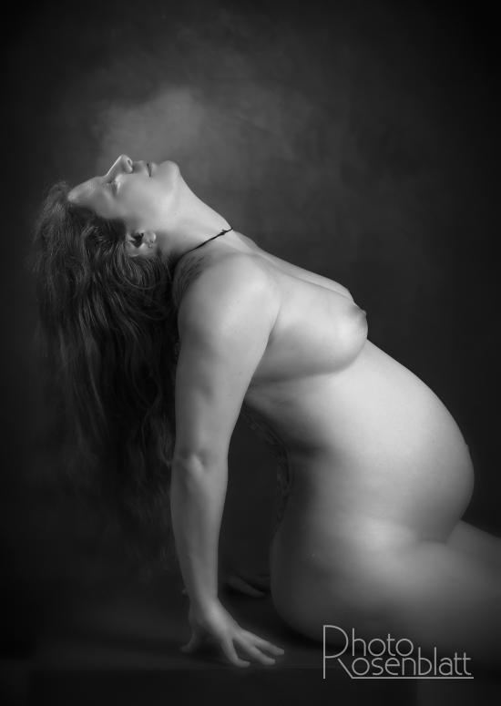 maman enceinte tête en arrière