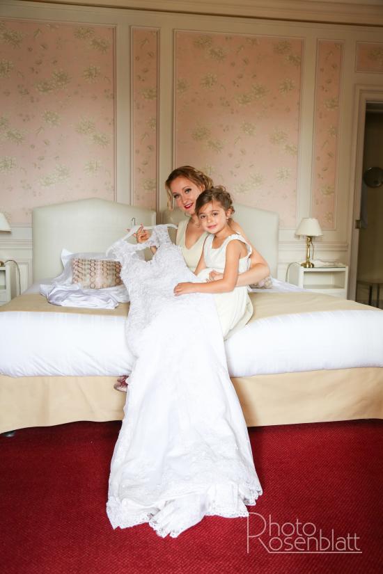 la mariée sur le lit avec sa fille