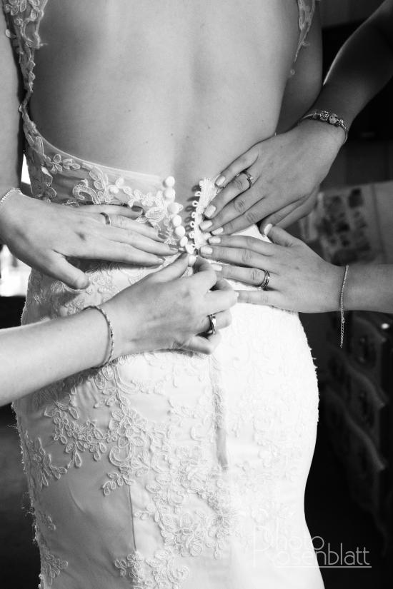 fermeture de la robe de la mariée