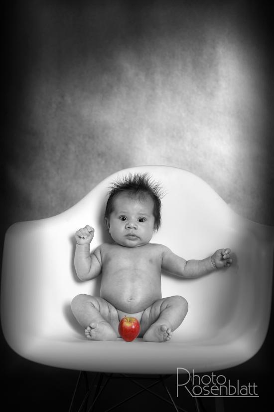 Bébé à la pomme. Apple