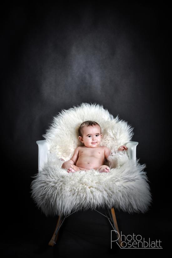 enfant sur une chaise Charles Eames