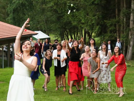 le lancé de bouquet de la mariée