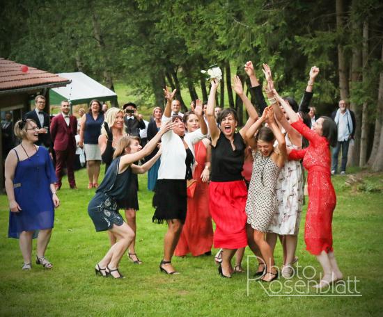 le lancé de bouquet de la mariée