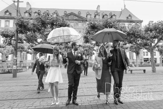 sortie de mairie des mariés sous la pluie
