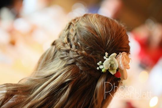 fleur dans les cheveux de la mariée