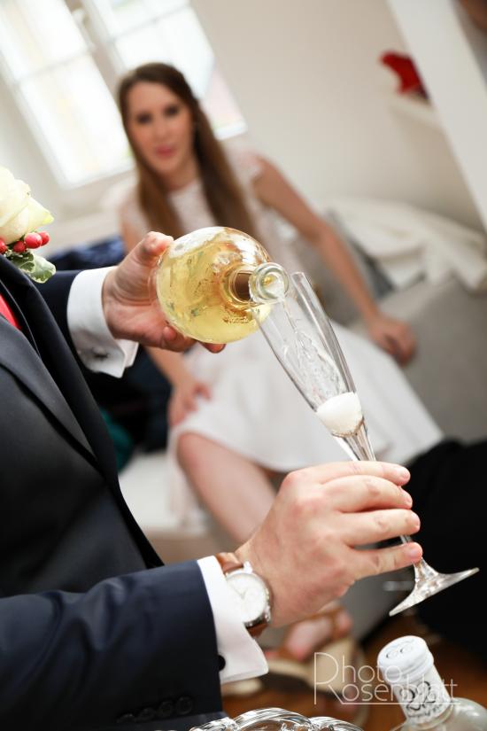 le marié offre une coupe de champagne à la mariée
