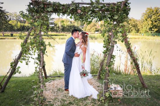 mariée sous une arche de fleurs