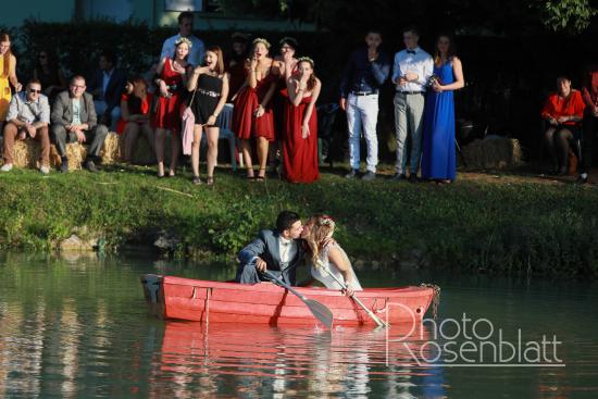 mariés dans une barque sur un étang