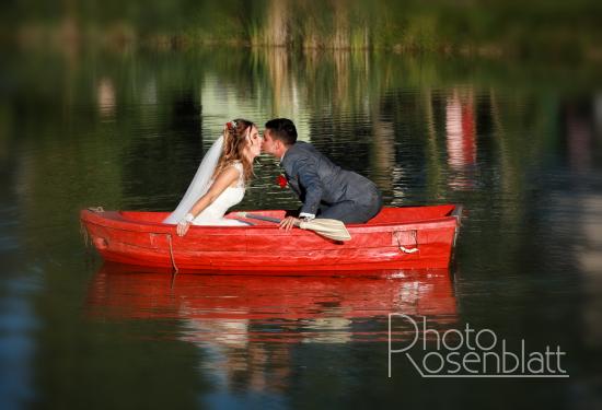 mariés dans une barque