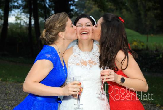  la mariée avec ses témoins en bleu blanc rouge