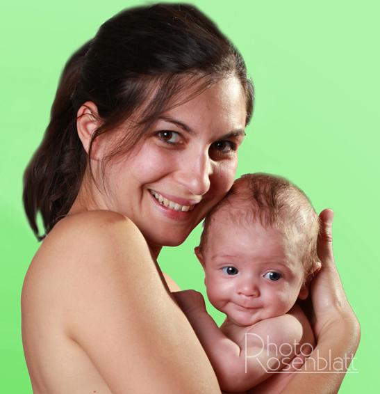 bébé contre sa maman